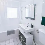 Alfa Esslingen Altstadt Nahe Stuttgart Messe I 3 5 Betten I Bad I Kueche L Wifi & Smarttv I 3br 5 Beds I Bathroom I Kitchen Apartmán
