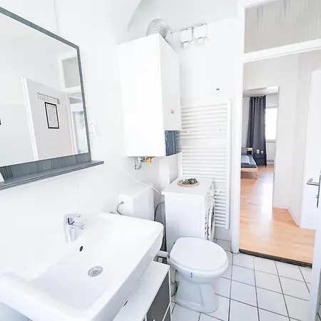 Alfa Esslingen Altstadt Nahe Stuttgart Messe I 3 4 Betten I Bad I Kueche L Wifi & Smarttv I 3br 4beds I Bathroom I Kitchen Daire Esslingen am Neckar