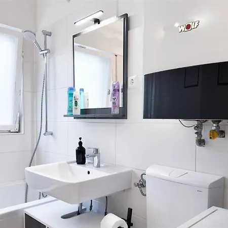Alfa Esslingen Altstadt Nahe Stuttgart Messe I 3 5 Betten I Bad I Kueche L Wifi & Smarttv I 3br 5 Beds I Bathroom I Kitchen Lejlighed *